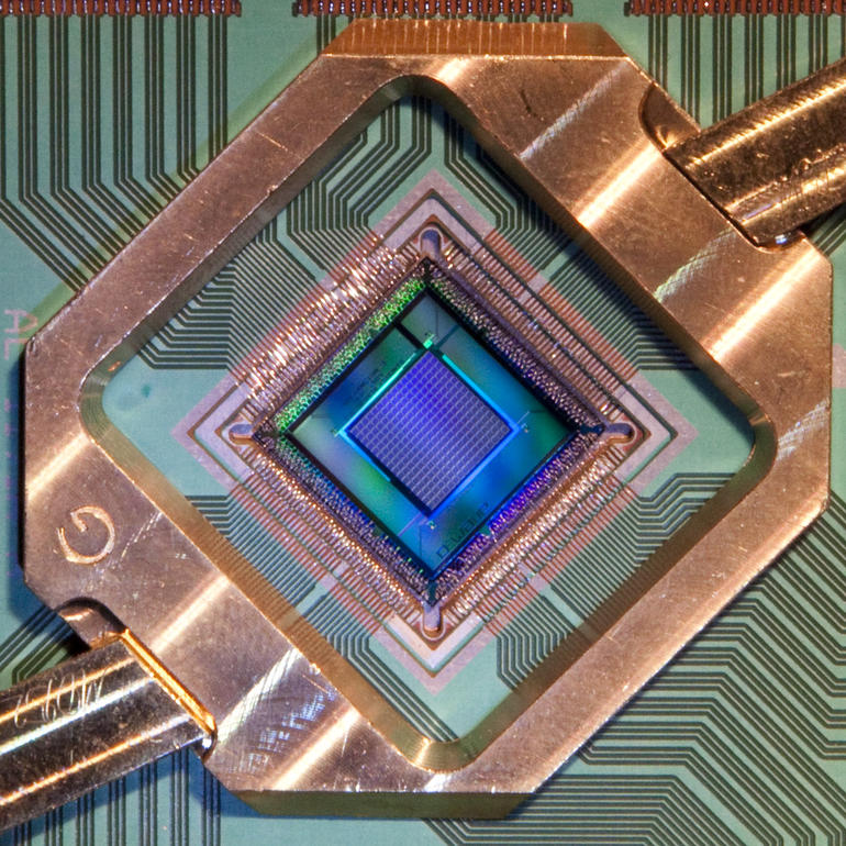 2000q-chip.jpg